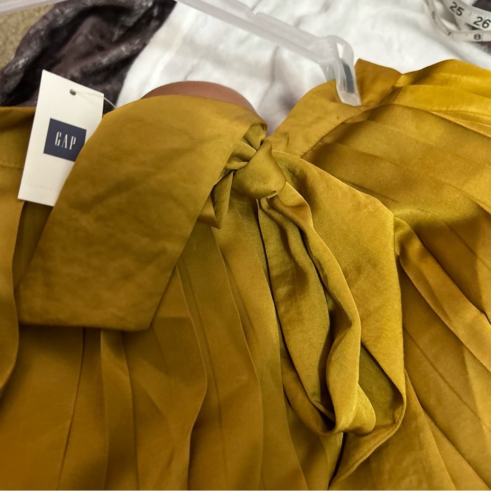 NWT Gap gold pleated bow back detail skirt - Picture 7 of 7